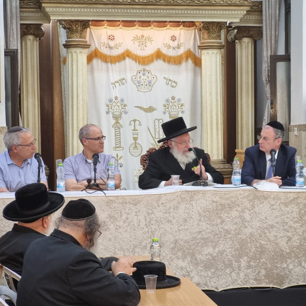 כנס רפואה והלכה בנושאי צום יום הכיפורים וחולים סופניים בראשות הרב אשר וייס. צילום: שערי צדק