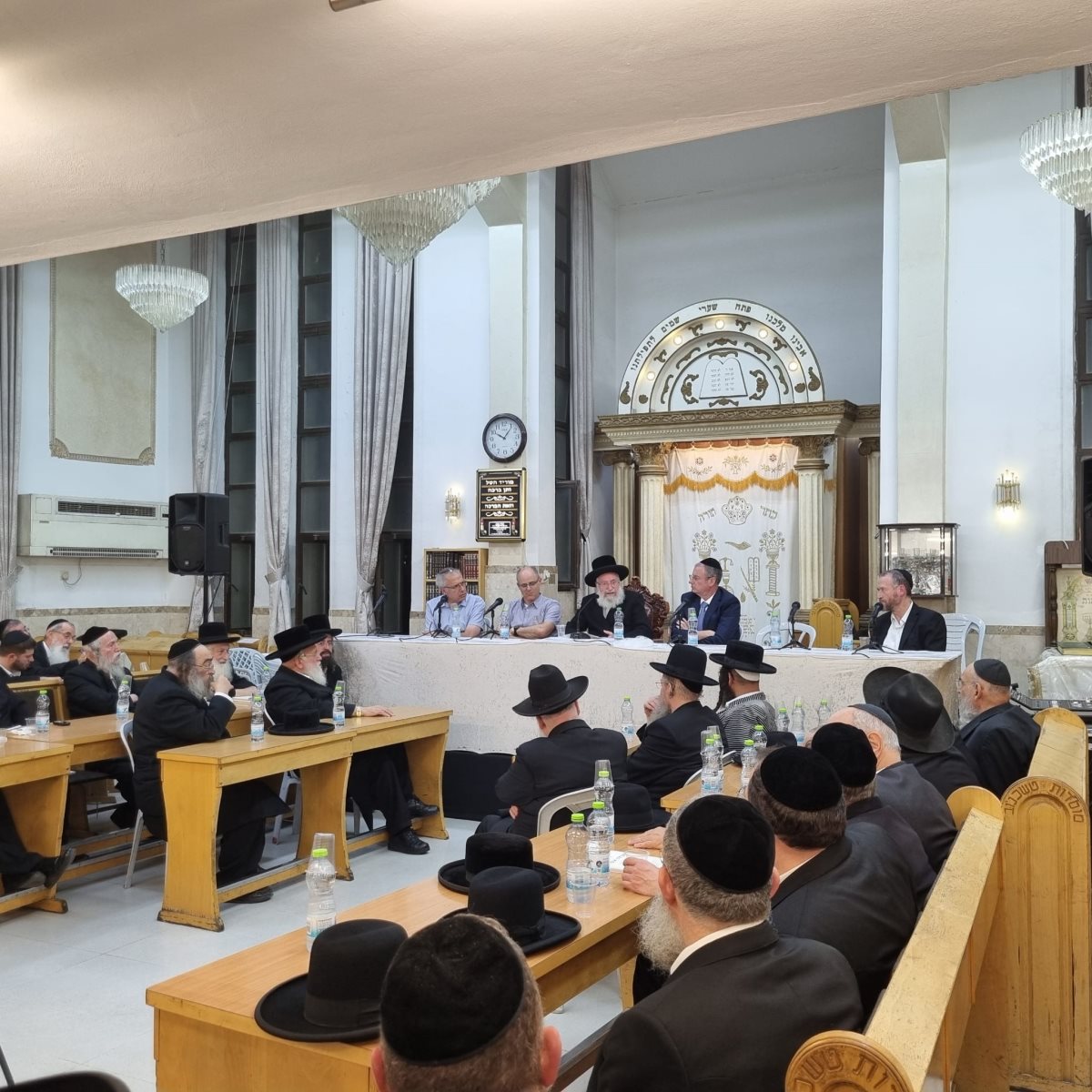כנס רפואה והלכה בנושאי צום יום הכיפורים וחולים סופניים בראשות הרב אשר וייס. צילום: שערי צדק