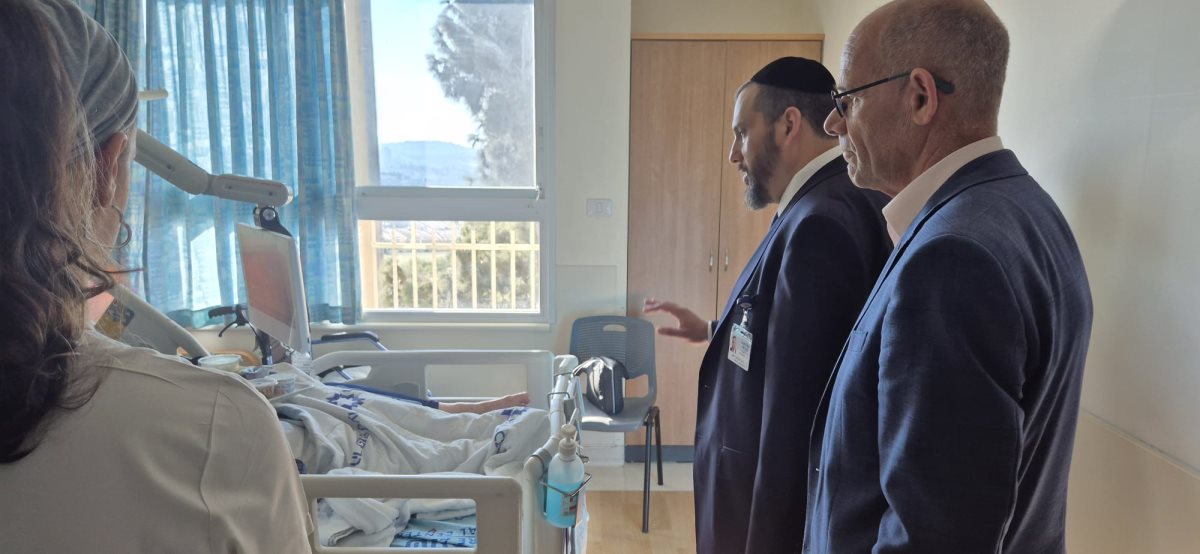 פרופ' מרין והרב שפרונג בסיור הדרכה למאושפזים. צילום: שערי צדק
