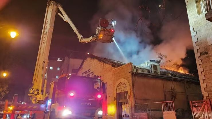 השריפה במוסדות סאטמר ברחוב יונה, אדר תשפ"ג. צילום: דוברות כבאות והצלה