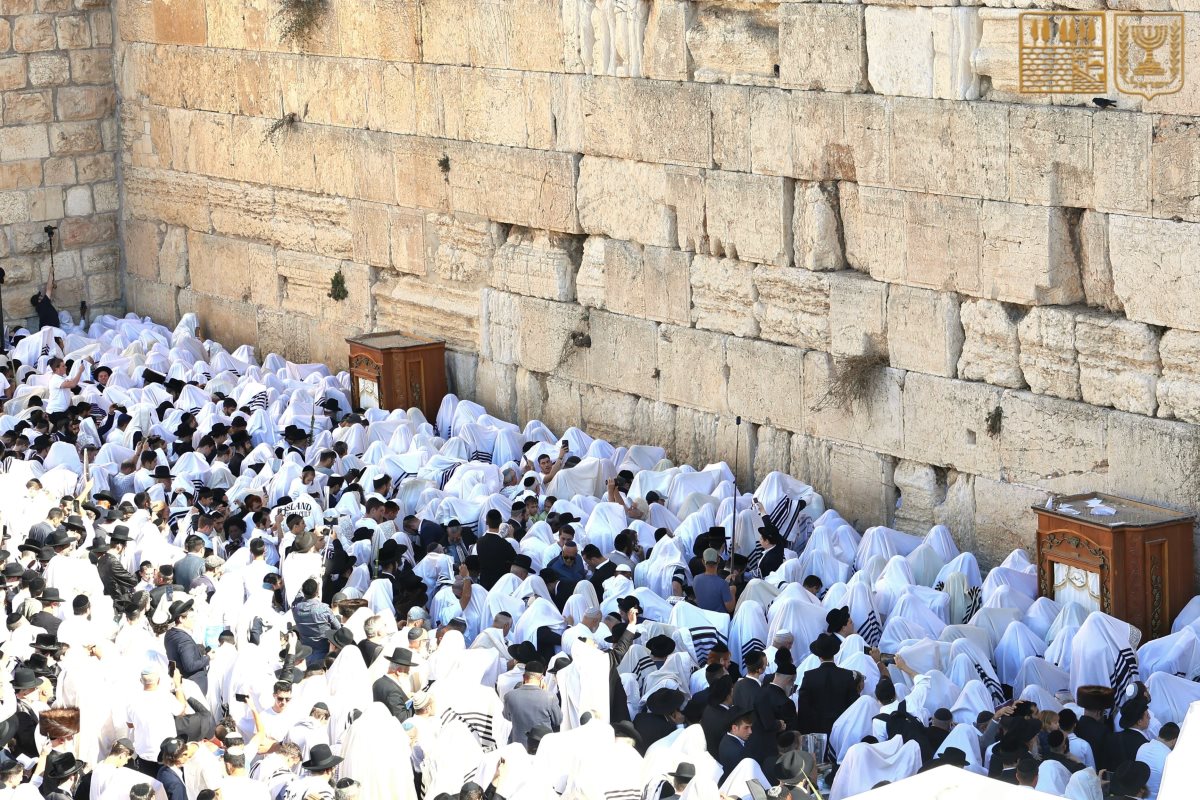 ברכת כהנים בחג הסוכות בכותל המערבי. צילום: הקרן למורשת הכותל המערבי