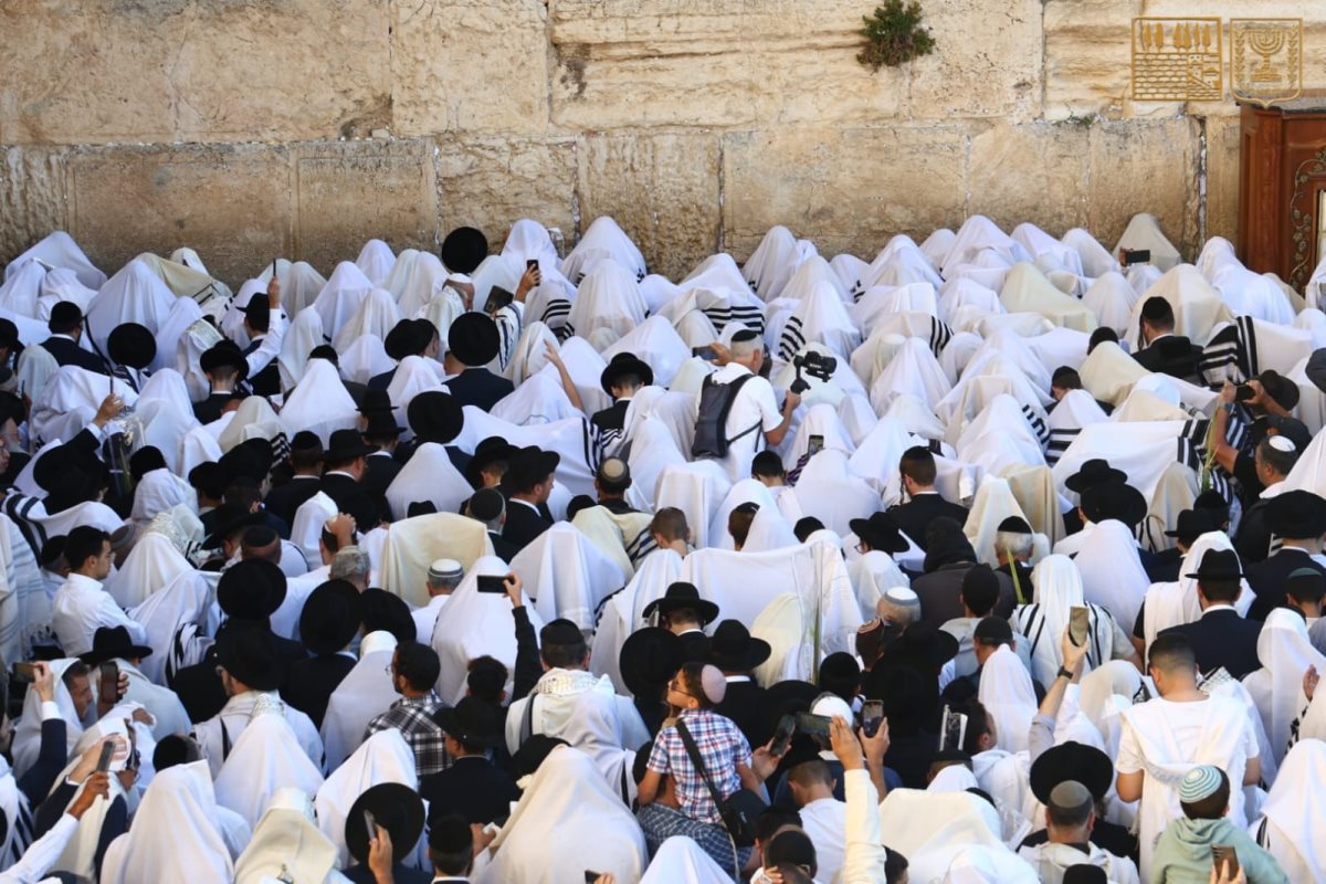 ברכת כהנים בחג הסוכות בכותל המערבי. צילום: הקרן למורשת הכותל המערבי