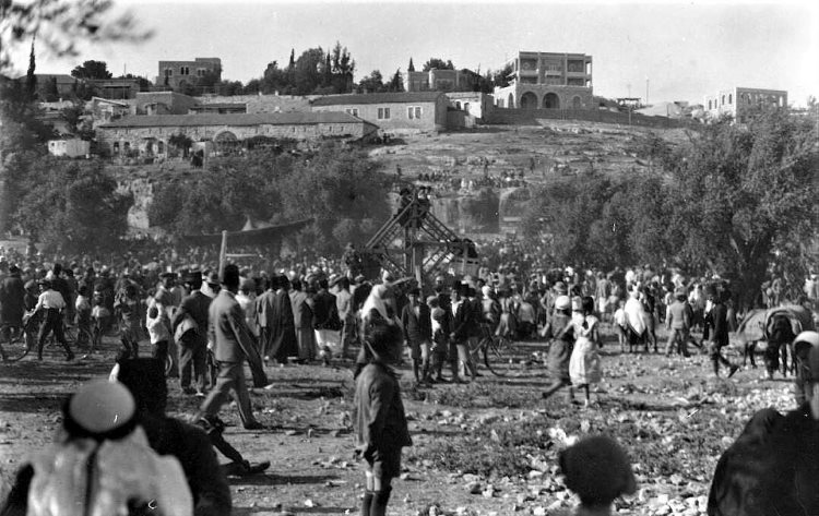 הגלגל הענק בקבר שמעון הצדיק, ל"ג בעומר תרצ"ב. צילום: צבי אורון