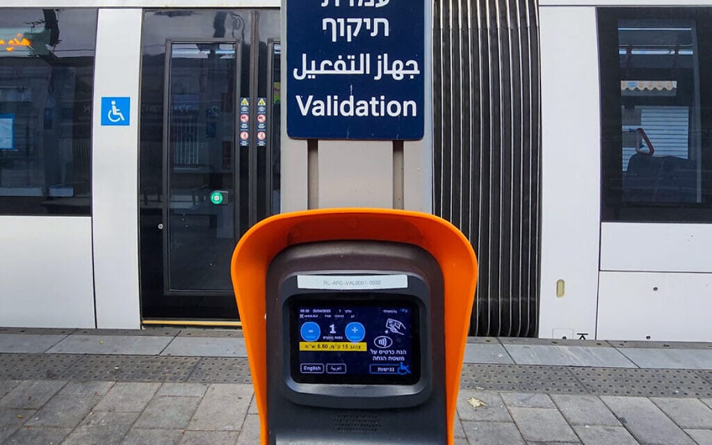 עמדת תיקוף לרכבת הקלה. צילום: פרויקט תל אביב