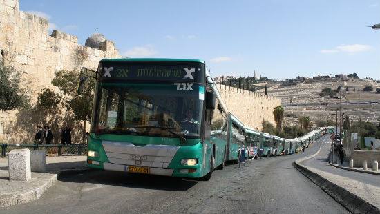 אוטובוסים ליד הכותל המערבי. פרסום לפי סעיף 27א לחוק זכויות יוצרים