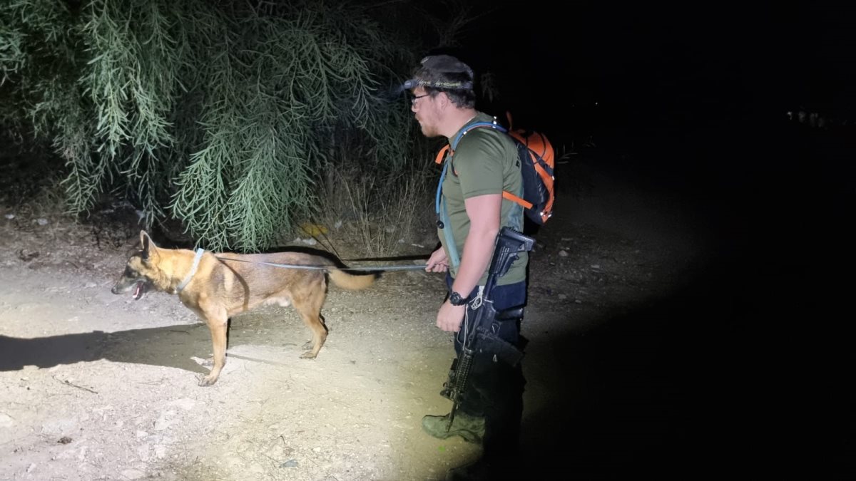 יחידת הכלבנים בחיפוש אחר הנעדר. צילום: יכ"ל