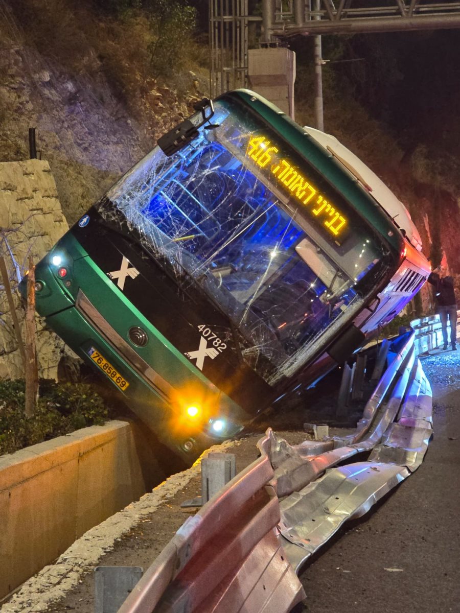 האוטובוס שהתהפך בכניסה לירושלים. צילום: קבוצת מדברים תקשורת