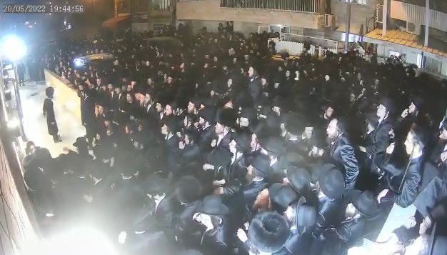 שבת בחוקותי תשפ"ב. חסידי גור מנסים להתפרץ לבית המדרש של הרב שאול אלתר בירושלים