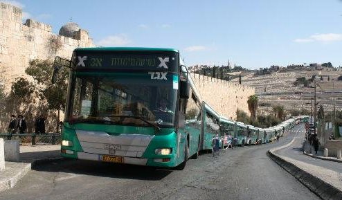 אוטובוסים של &#39;אגד&#39; ליד הכותל המערבי. פרסום לפי סעיף 27א לחוק זכויות יוצרים