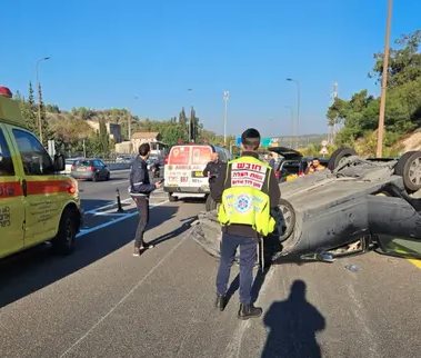 התהפכות הרכב בכביש 1. צילום: כבאות והצלה