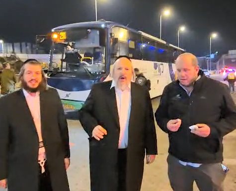 מאיר רובינשטיין בזירת הפיגוע במחסום המנהרות. צילום: קבוצת מדברים תקשורת