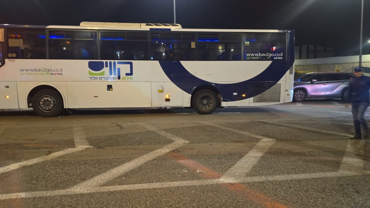 האוטובוס שנפגע בפיגוע הירי ליד מחסום המנהרות. צילום: קבוצת מדברים תקשורת