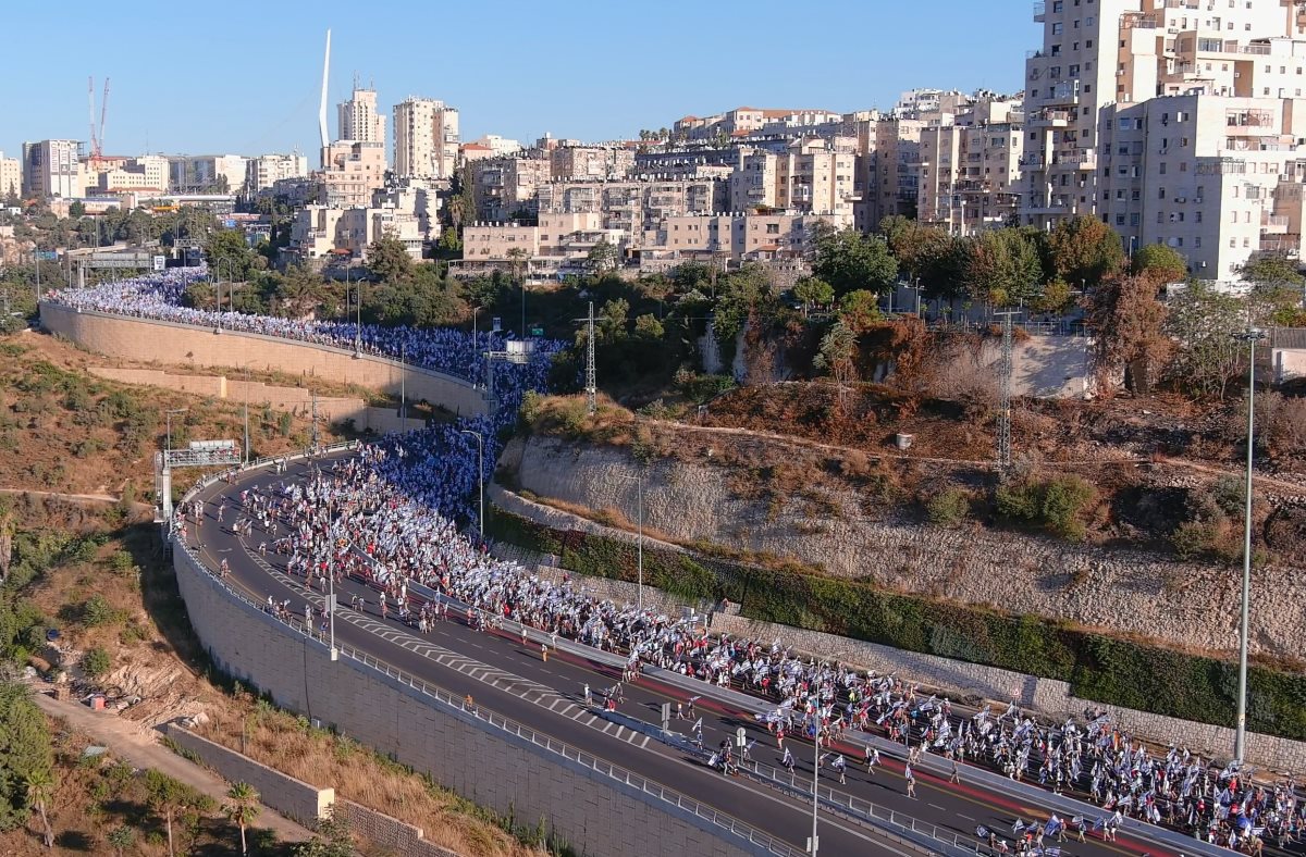 שיירת המפגינים נכנסת לירושלים במחאה נגד הרפורמה המשפטית. צילום: דרור גלבוע - Dror Gilboa