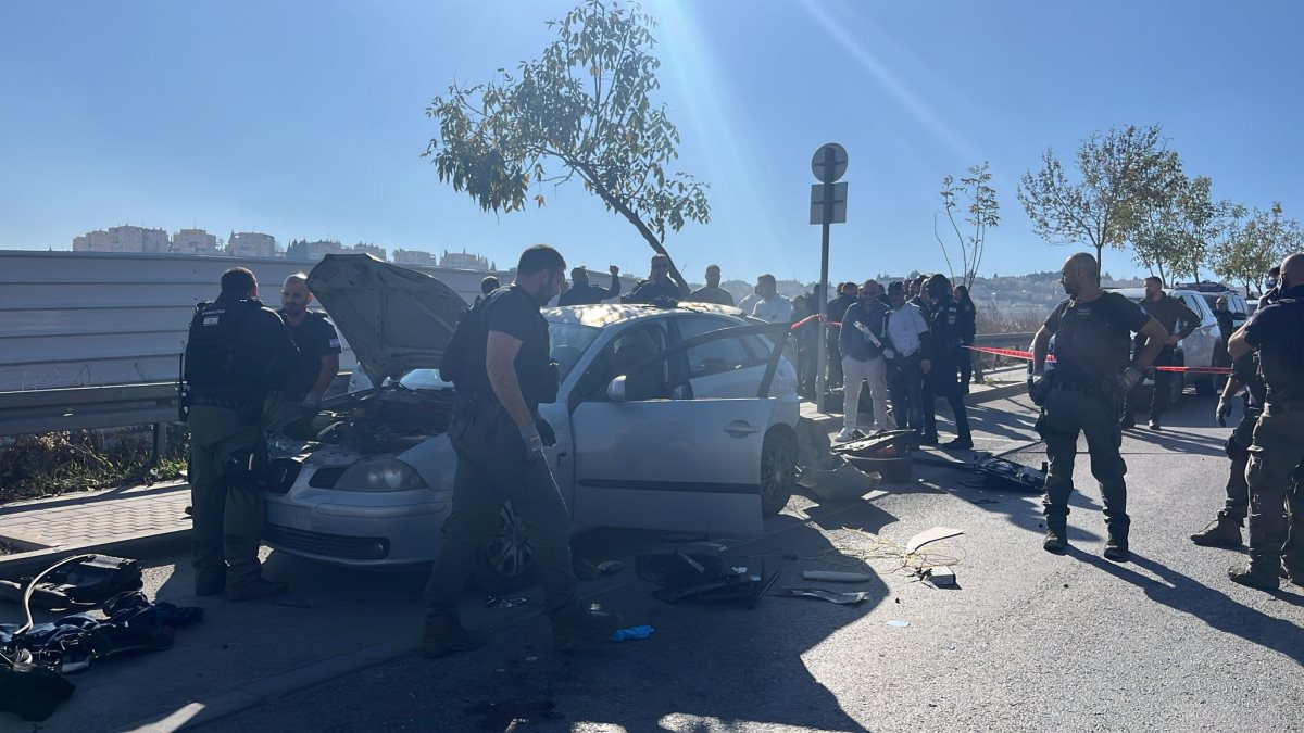 זירת הפיגוע בפסגת זאב. צילום: דוברות המשטרה