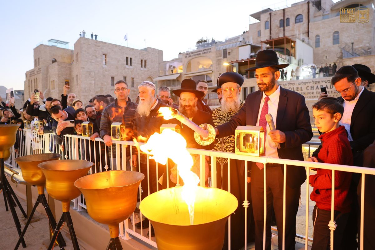 הדלקת נר חנוכה עם נר החטופים בכותל. צילום: הקרן למורשת הכותל המערבי