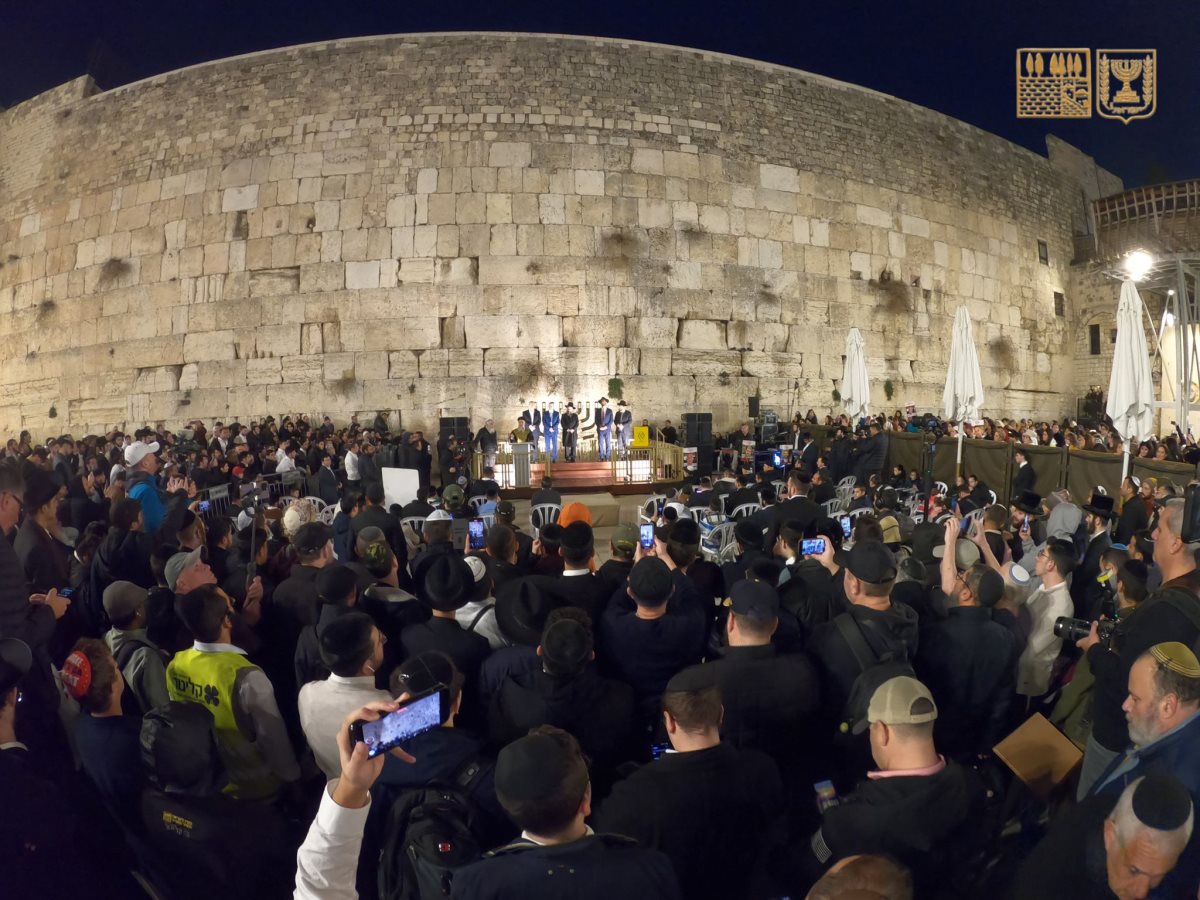 הדלקת נר חנוכה עם נר החטופים בכותל. צילום: הקרן למורשת הכותל המערבי