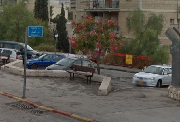 המעבר בין הרחובות אלקנה וירמיהו. צילום: Google Street View