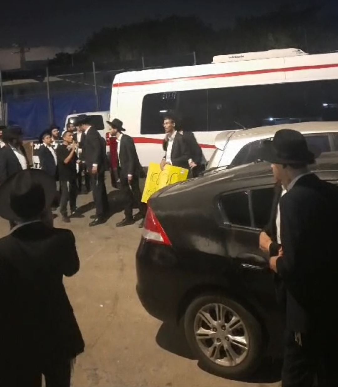 הפגנת אנשי הפלג. מתוך הסירטון (לפי תקז"י 27 א)