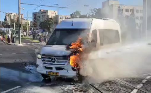 מכת&quot;זית מכבה מיניבוס בוער. צילום: לפי סעיף 27א לחוק זכויות יוצרים