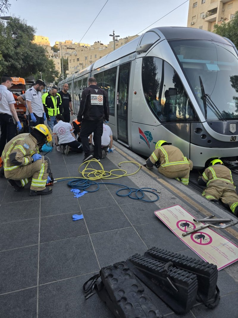 חילוץ ההרוגה מתחת לרכבת הקלהצילום: דוברות כבאות והצלה מחוז ירושלים