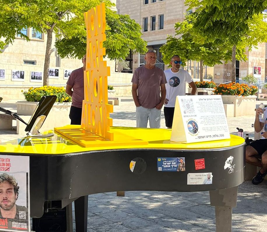 הפסנתר הצהוב בכיכר ספרא. צילום: טל&#160;נגל