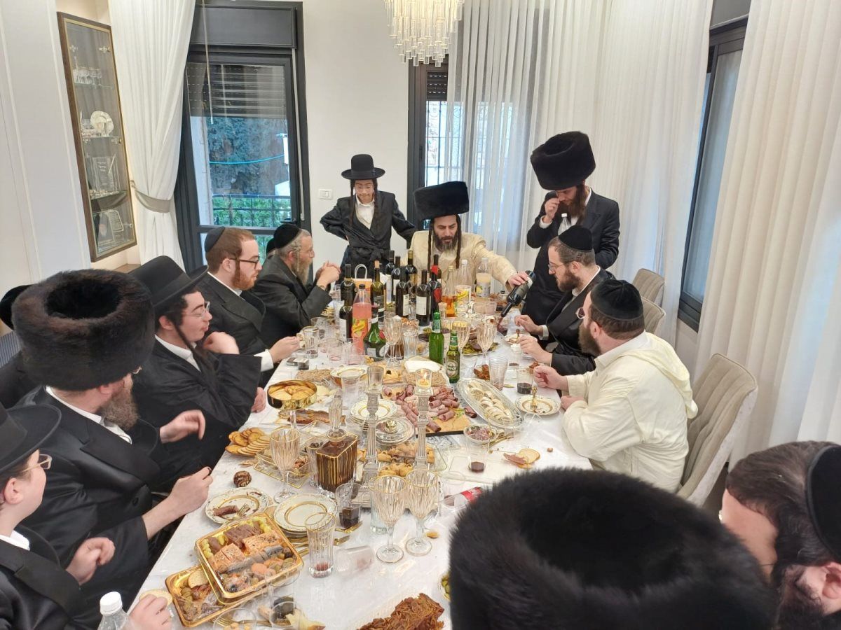סעודת פורים בביתו של מוטי בבציק. מדף הטוויטר של משה וייסברג