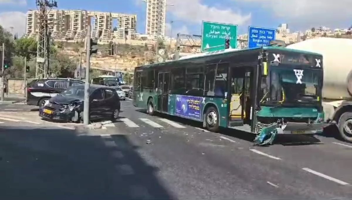 תאונה בין אוטובוס לרכב פרטי ליד צומת פת. פרסום לפי סעיף 27א לחוק זכויות יוצרים