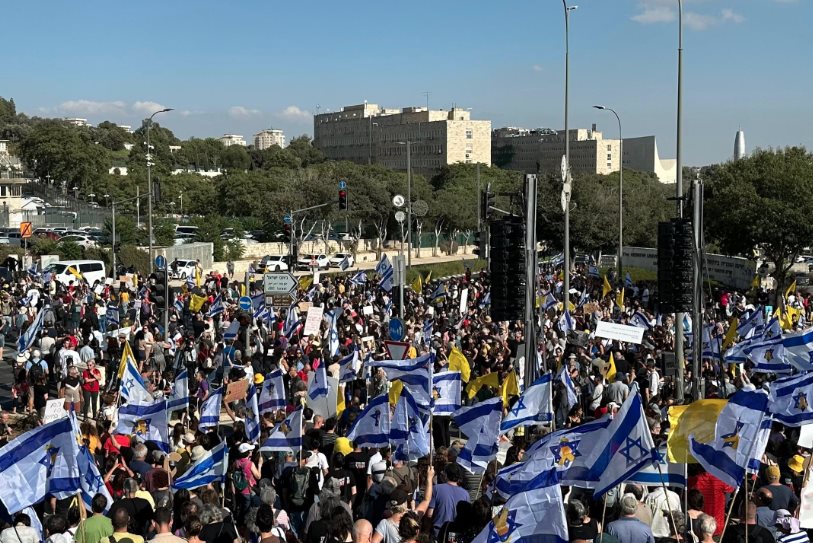 חלק מהמפגינים ליד קריית הממשלה. פרסום לפי סעיף 27א לחוק זכויות יוצרים