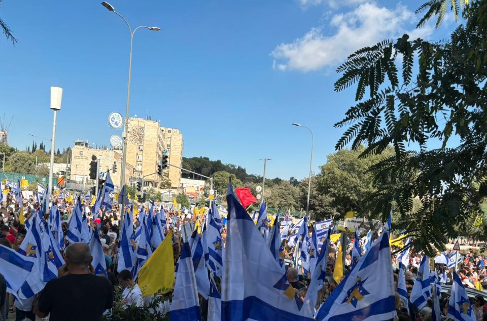 חלק מהמפגינים ליד קריית הממשלה. פרסום לפי סעיף 27א לחוק זכויות יוצרים