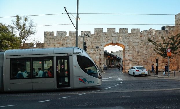 הרכבת הקלה ליד העיר העתיקה. צילום: כפיר הרכבת הקלה