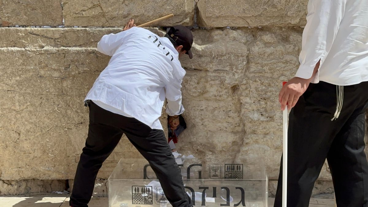 פינוי הפתקים בכותל המערבי. צילום: הקרן למורשת הכותל