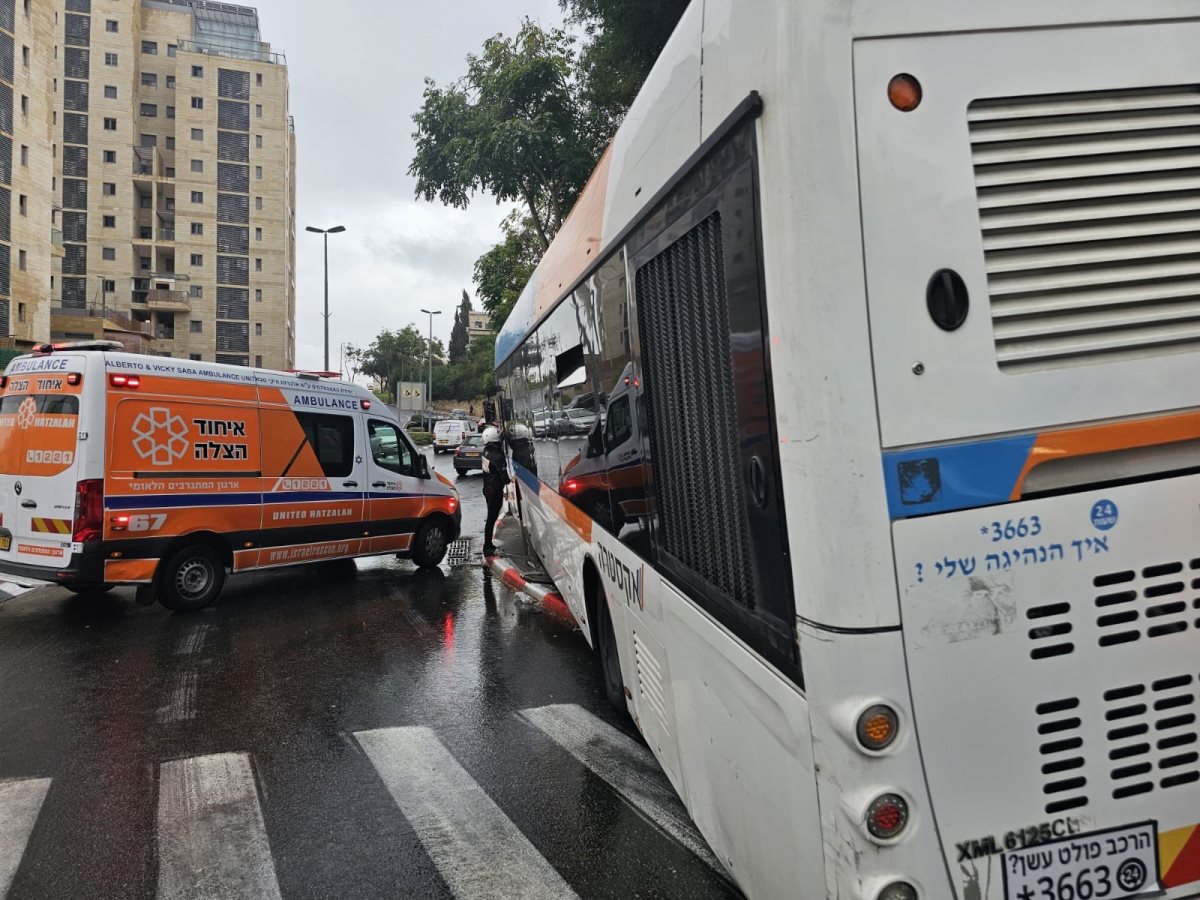 האוטובוס שהחליק. צילום: דוברות איחוד הצלה