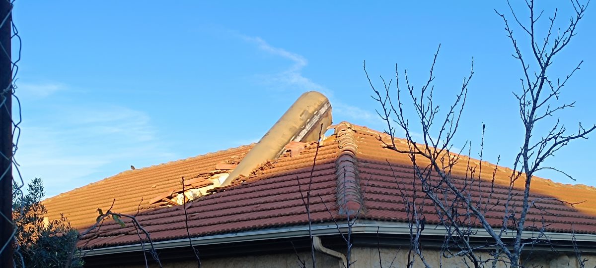 שבר טיל על בית במבוא ביתר. צילום: דוברות המשטרה