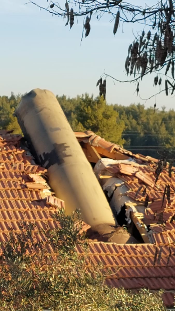 שבר טיל על בית במבוא ביתר. צילום: דוברות המשטרה