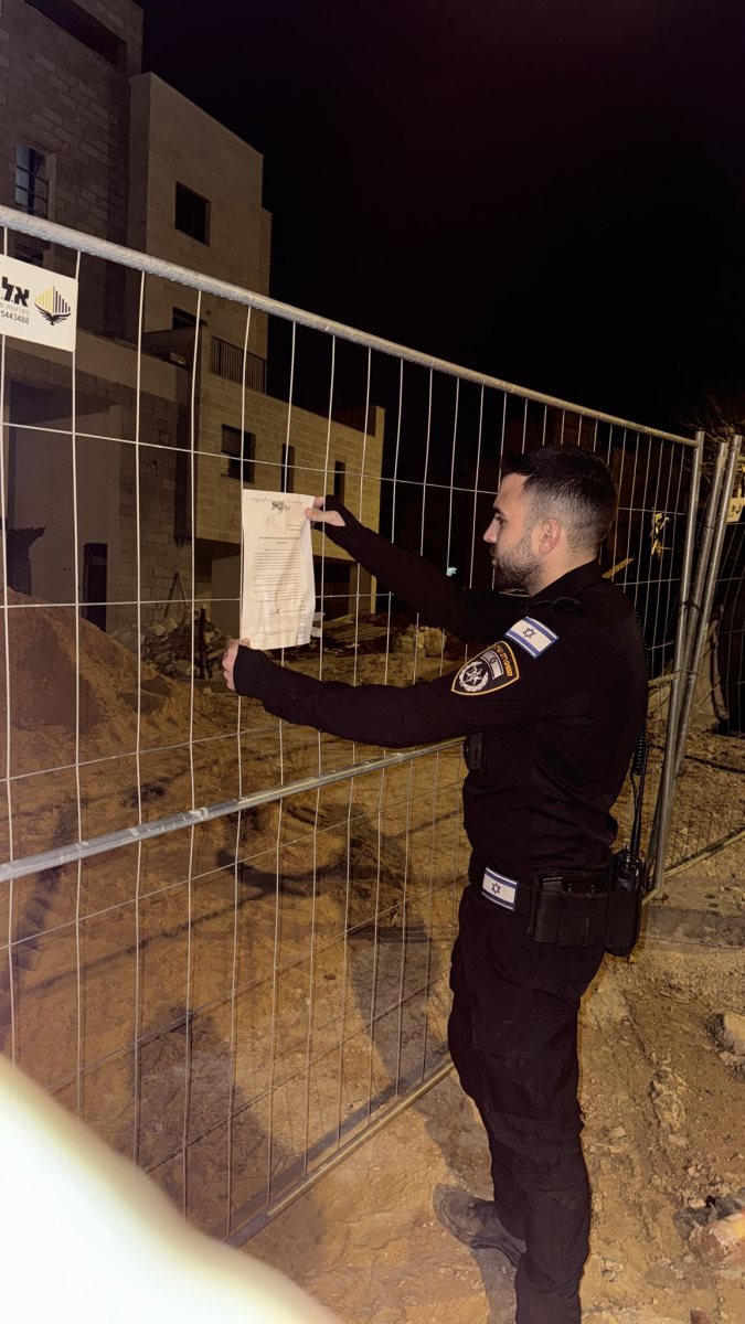 צו הסגירה שהודבק באתר הבניה | צילום: דוברות המשטרה