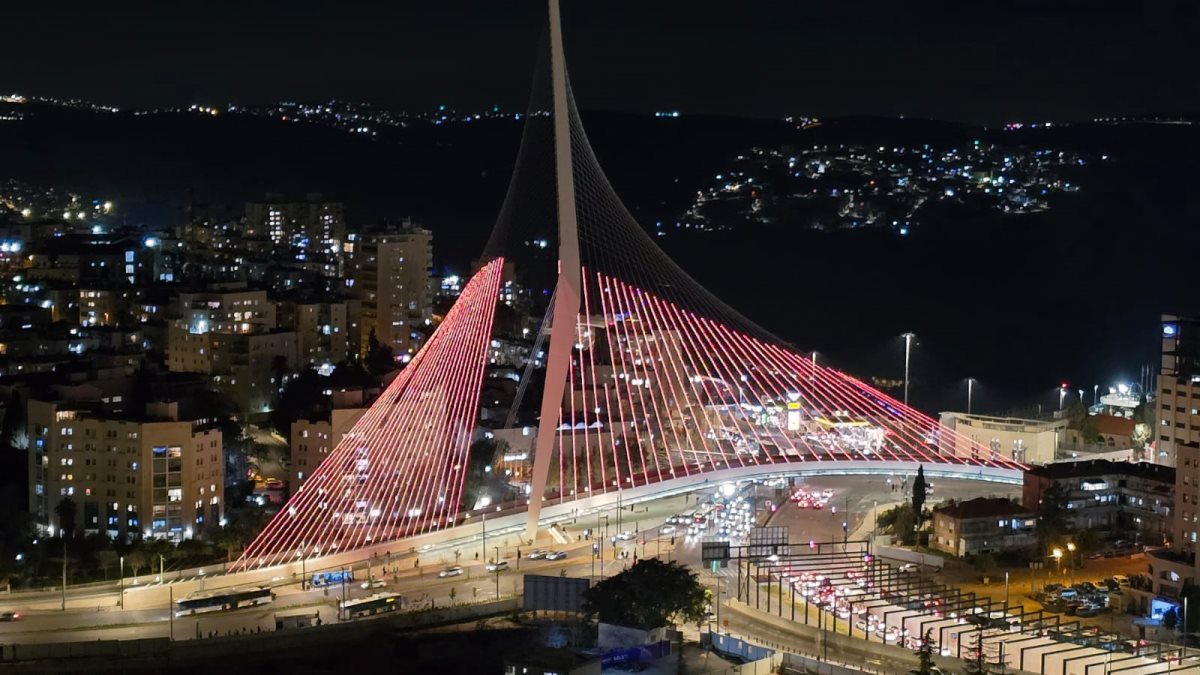 הגשר בכתום | צילום: ארנון בוסאני