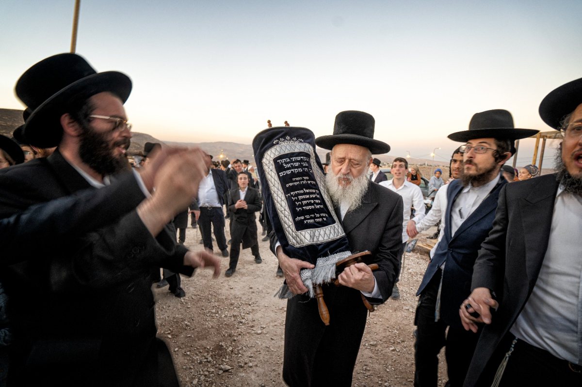 מעמד הכנסת ספר התורה | צילום: דובי שמרוט מעמד הכנסת ספר התורה | צילום: דובי שמרוט