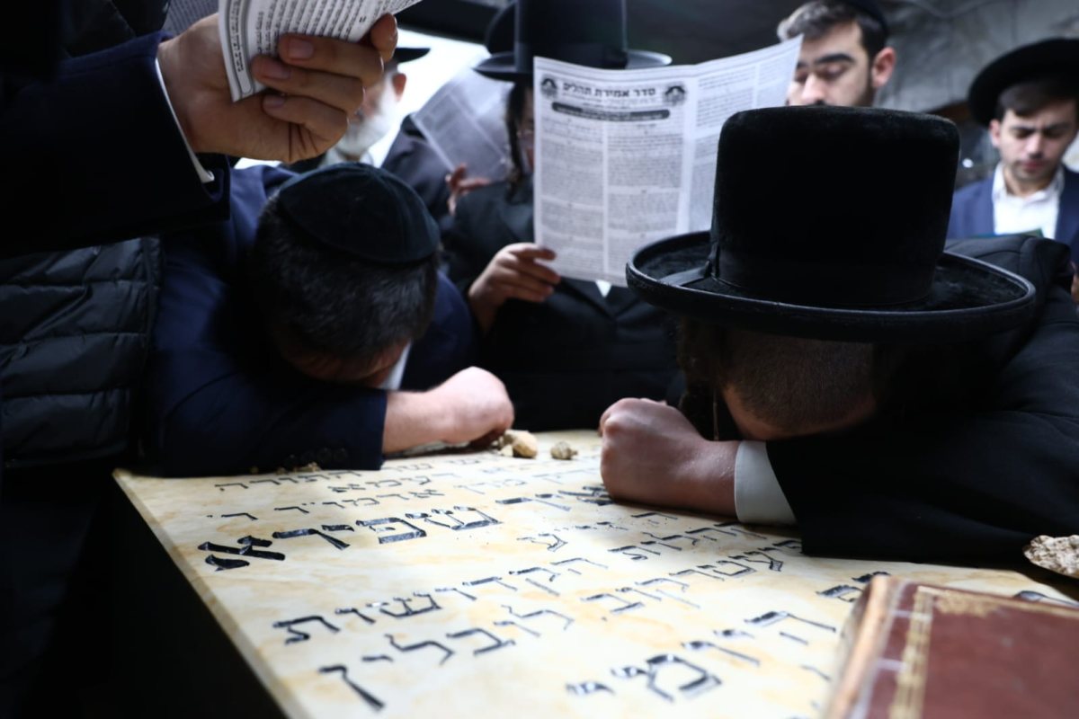 על קברו של הגר"מ שפירא זי"ע | באדיבות המארגנים