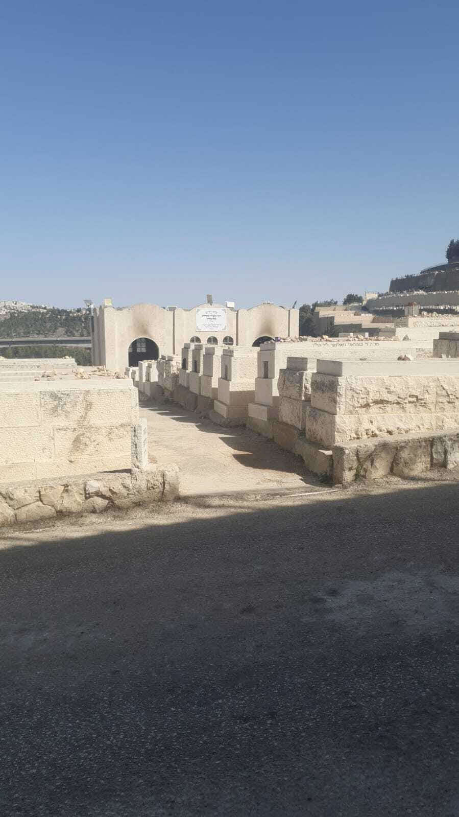 מראה האהל המפוייח לאחר שנשרפו נרות לפני כשבוע. צילום: חיים קליגר