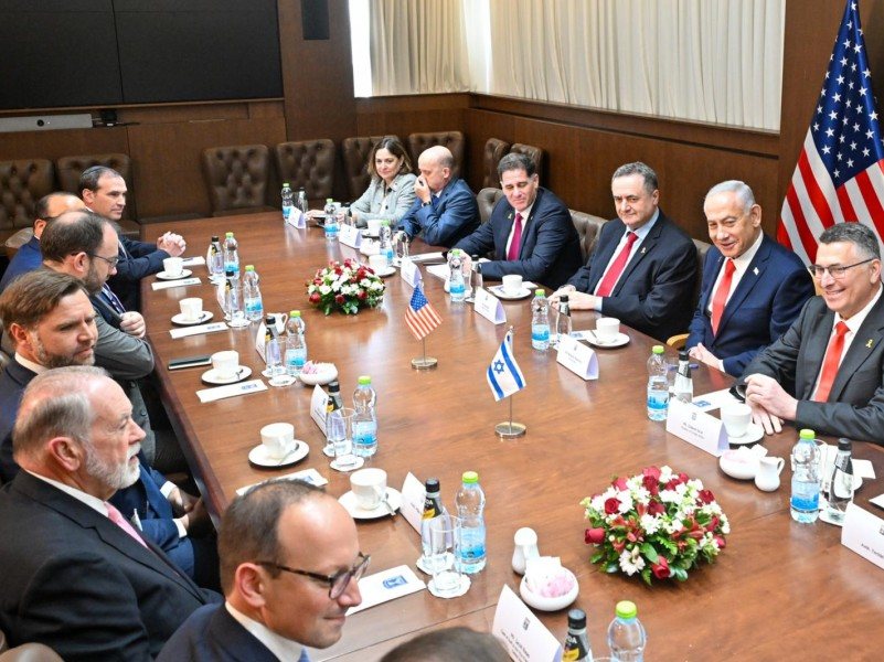 סגן הנשיא (משמאל) בישיבה עם ראש הממשלה | © צילום: קובי גדעון/ לע״מ סגן הנשיא (משמאל) בישיבה עם ראש הממשלה | © צילום: קובי גדעון/ לע״מ