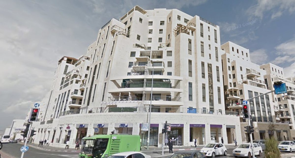 מרפסת לאדמור | מתחם תנובה ברוממה (מקור: גוגל מפות) מרפסת לאדמור | מתחם תנובה ברוממה (מקור: גוגל מפות)