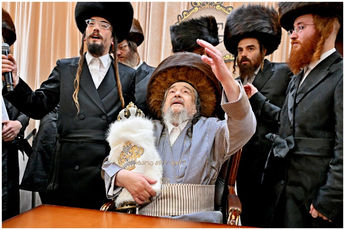 רבי יעקב מאיר שכטר עם ספר התורה. יהושע פרוכטר