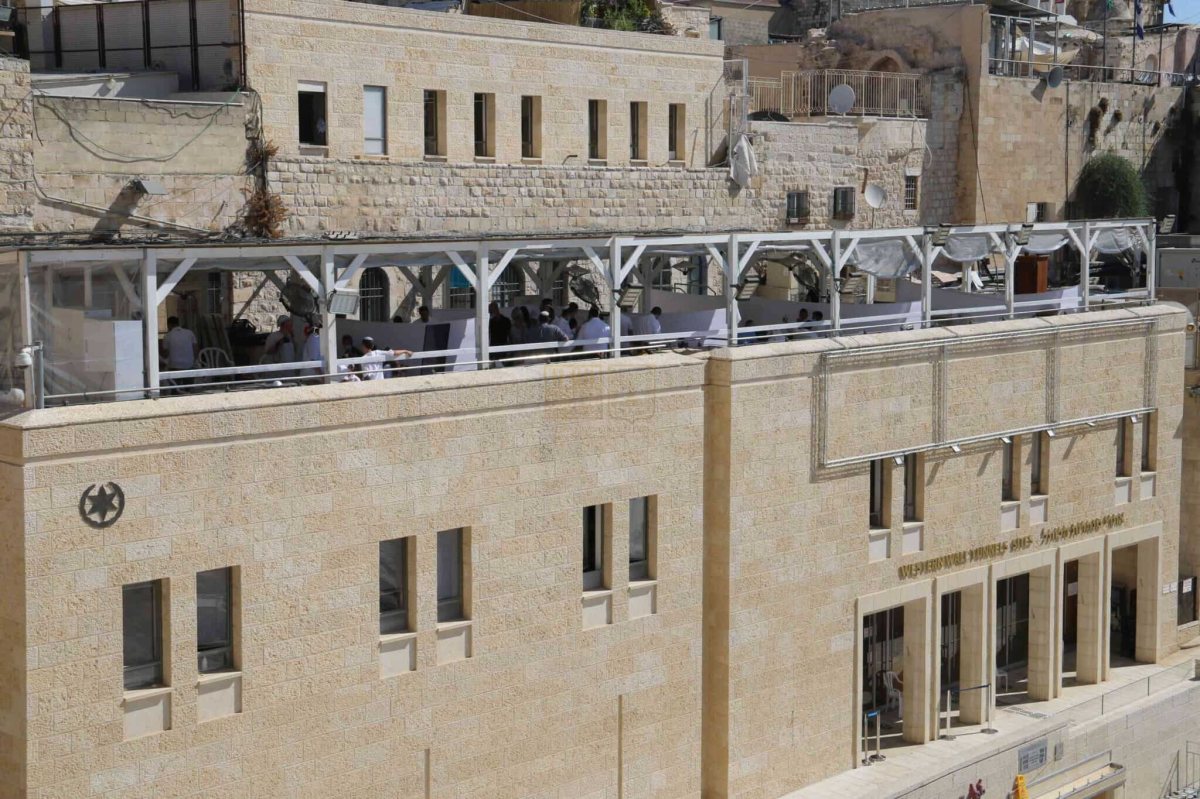 הסוכה "המעורערת" על גג המשטרה בכותל