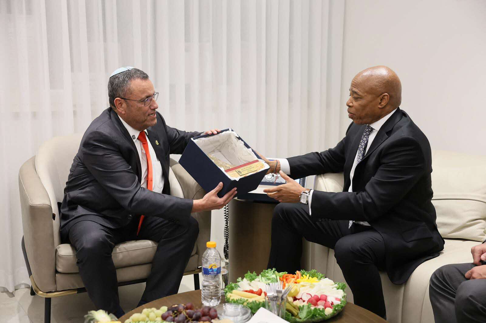 אדמס על ליאון. ארנון בוסאני