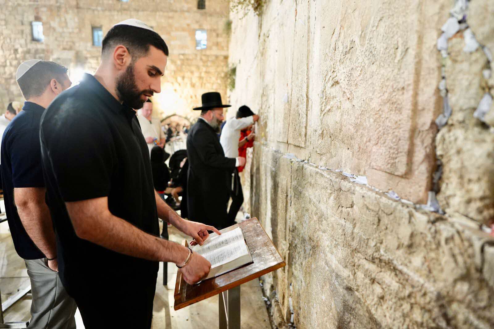 שגב חלפון בבותל. הקרן למורשת הכותל
