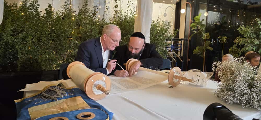 השגריר בארהב יחיאל לייטר בכיבת האותיות. קודקוד