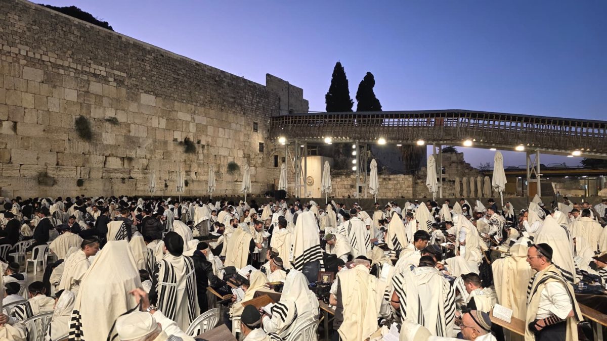 מתפללים בכותל עם הנץ החמה | דוברות הקרן למורשת הכותל