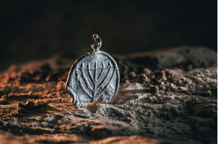 תליון המנורה הנדיר (צילום: אליהו ינאי, עיר דוד)