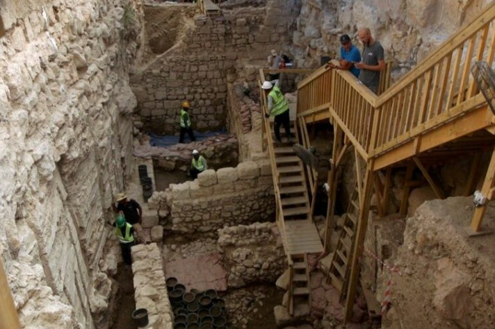 שטח החפירה בו התגלה התליון הנדיר (צילום: אמיל אלג'ם, רשות העתיקות)