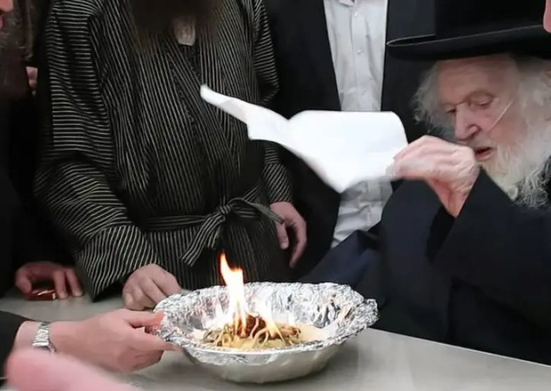 הראב"ד שורף את צו הגיוס | באדיבות המצלם / שימוש לפי סעיף 27א